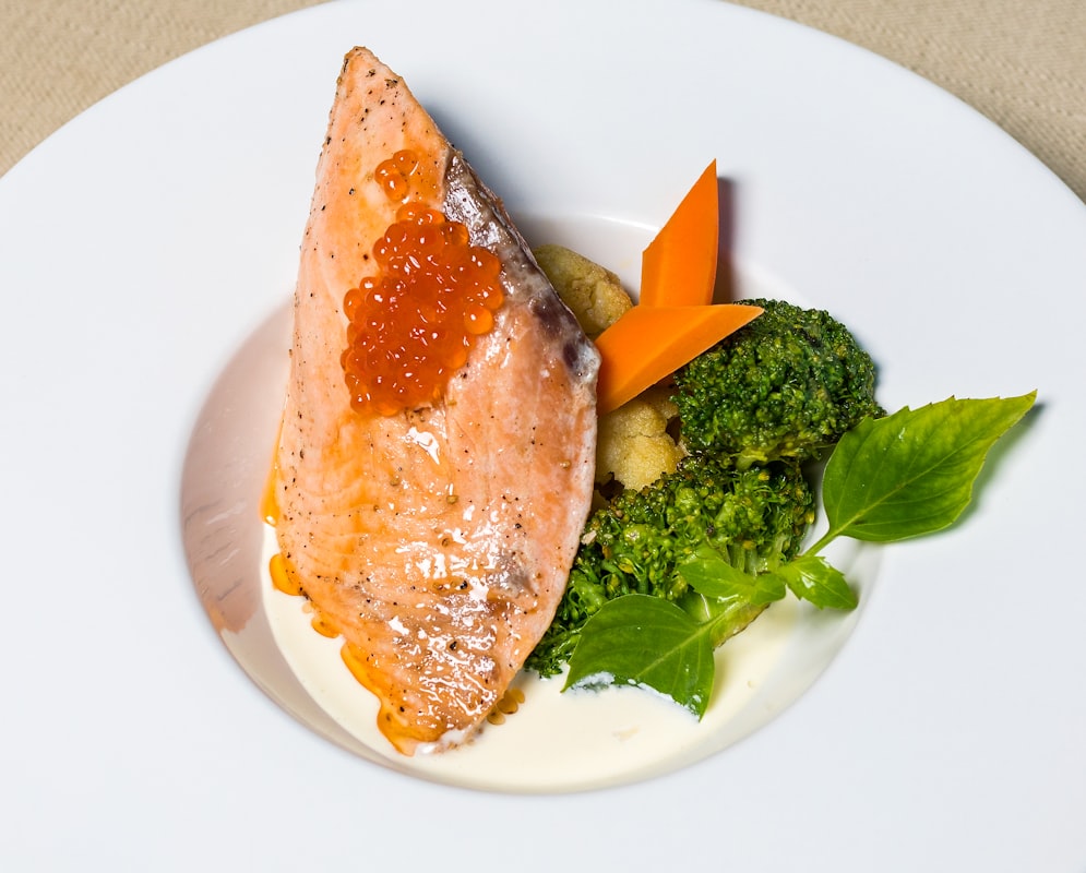 Brain-healthy foods including berries, nuts, and leafy greens